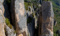 Panoramique par assemblage (5 photos) d'une falaise des gorges de la Jonte - Canon EOS 5D Mark III - EF 50 mm f/1,4 USM - ISO 100 - f/11 - 1/125 s