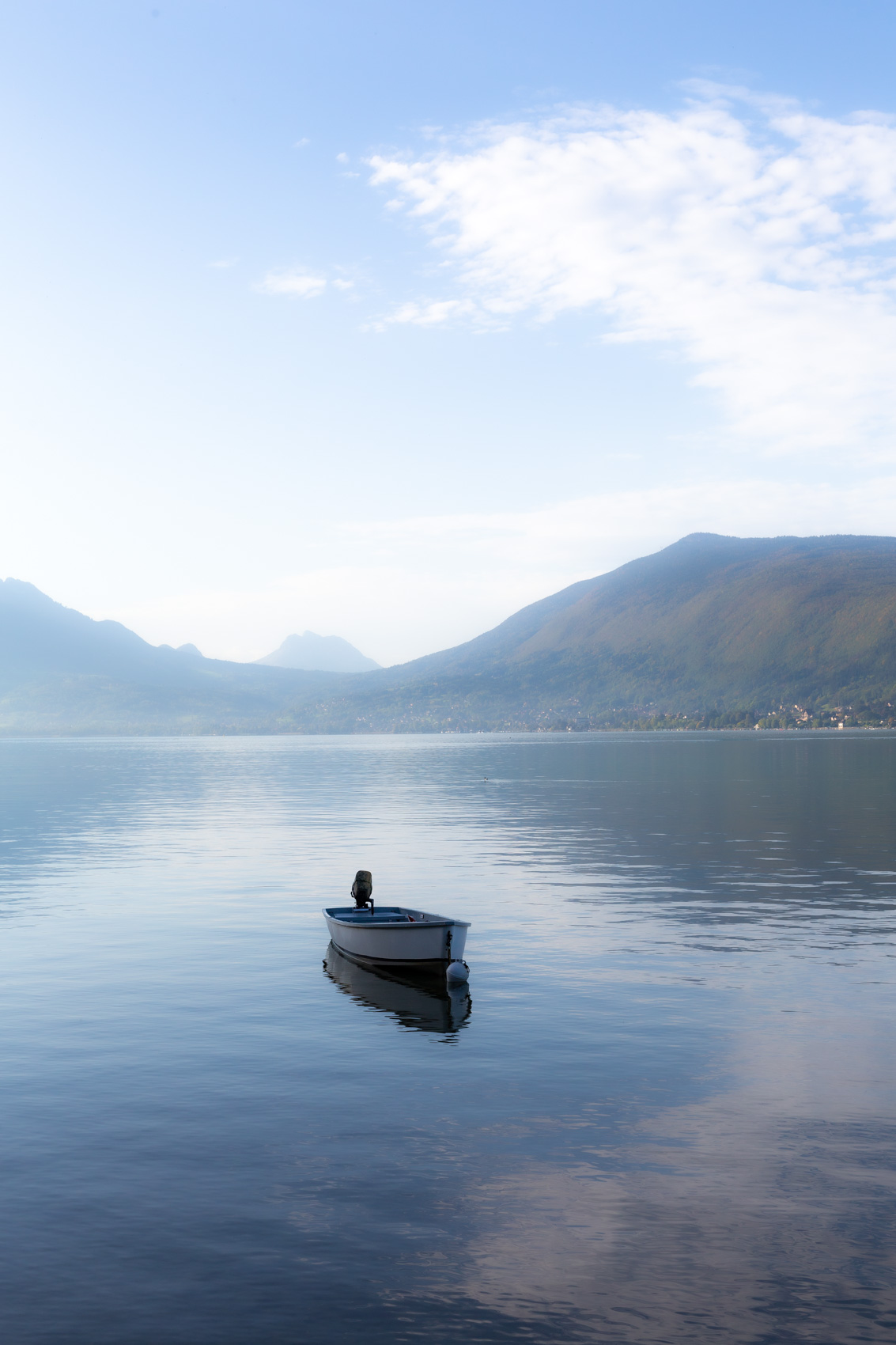 Bateau sur le lac d'Annecy - Canon EOS 5D Mark III - EF 50 mm f/1,4 USM - ISO 200 - f/11 - 1/400 s