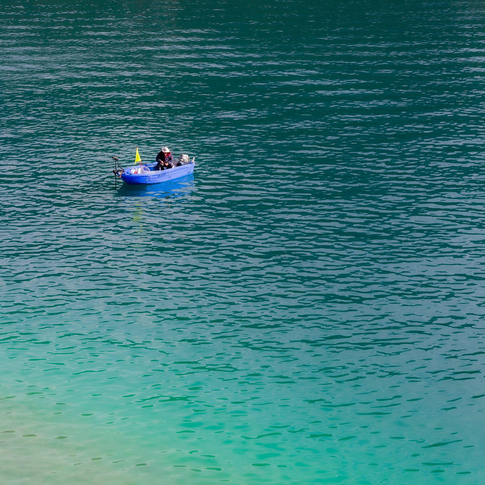 Pêcheur sur le lac d'Annecy - Canon EOS 5D Mark III - EF 50 mm f/1,4 USM - ISO 100 - f/11 - 1/100 s