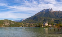 Château de Duingt et la Tournette (panoramique 6 photos) - Canon EOS 5D Mark III - EF 50 mm f/1,4 USM - ISO 100 - f/11 - 1/400 s