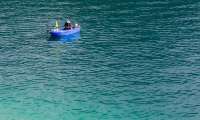 Pêcheur sur le lac d'Annecy - Canon EOS 5D Mark III - EF 50 mm f/1,4 USM - ISO 100 - f/11 - 1/100 s