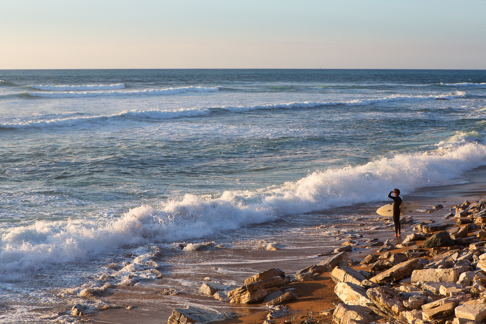 Surfeur qui attend la vague