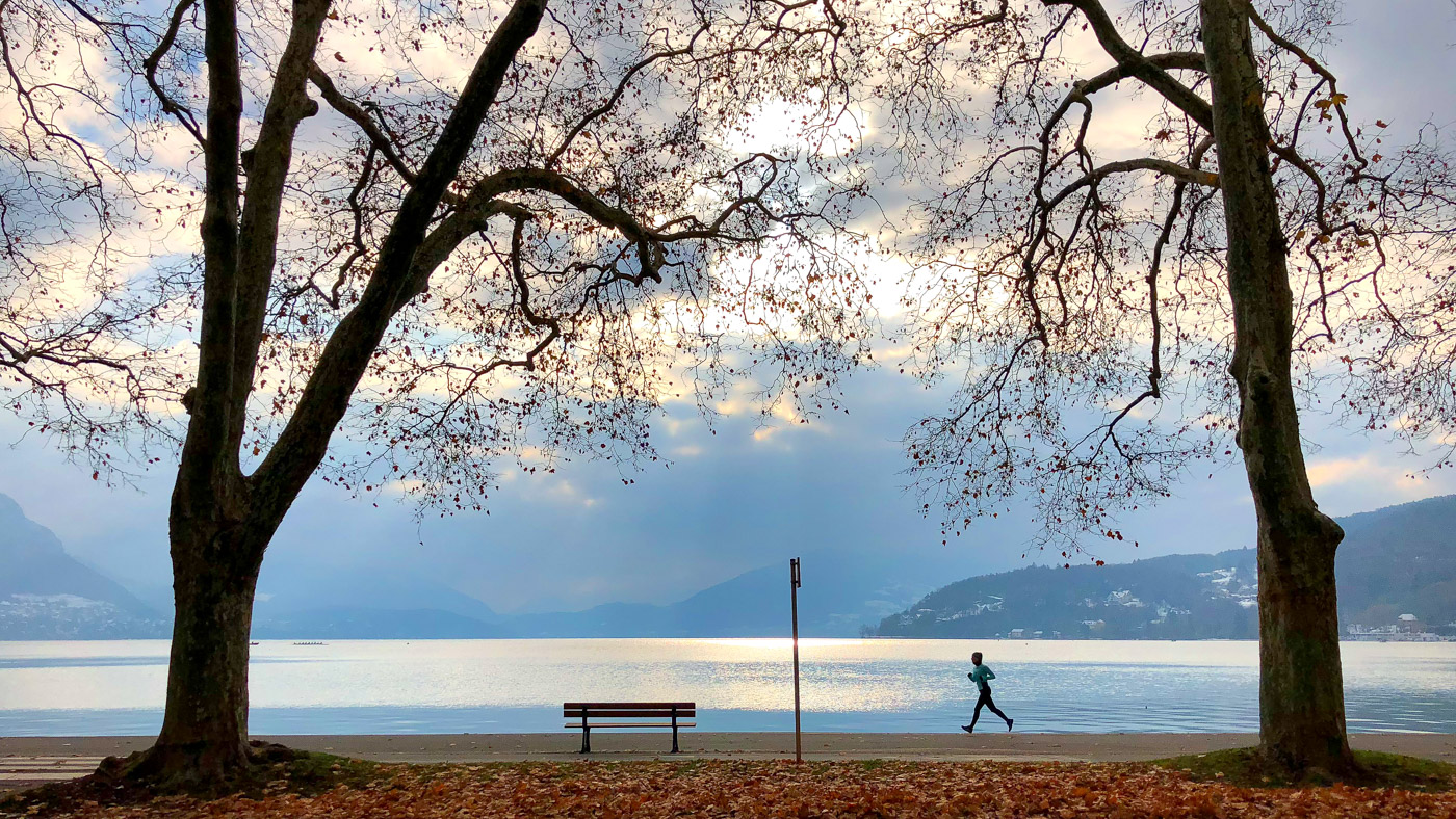 Jogging au bord du lac d'Annecy