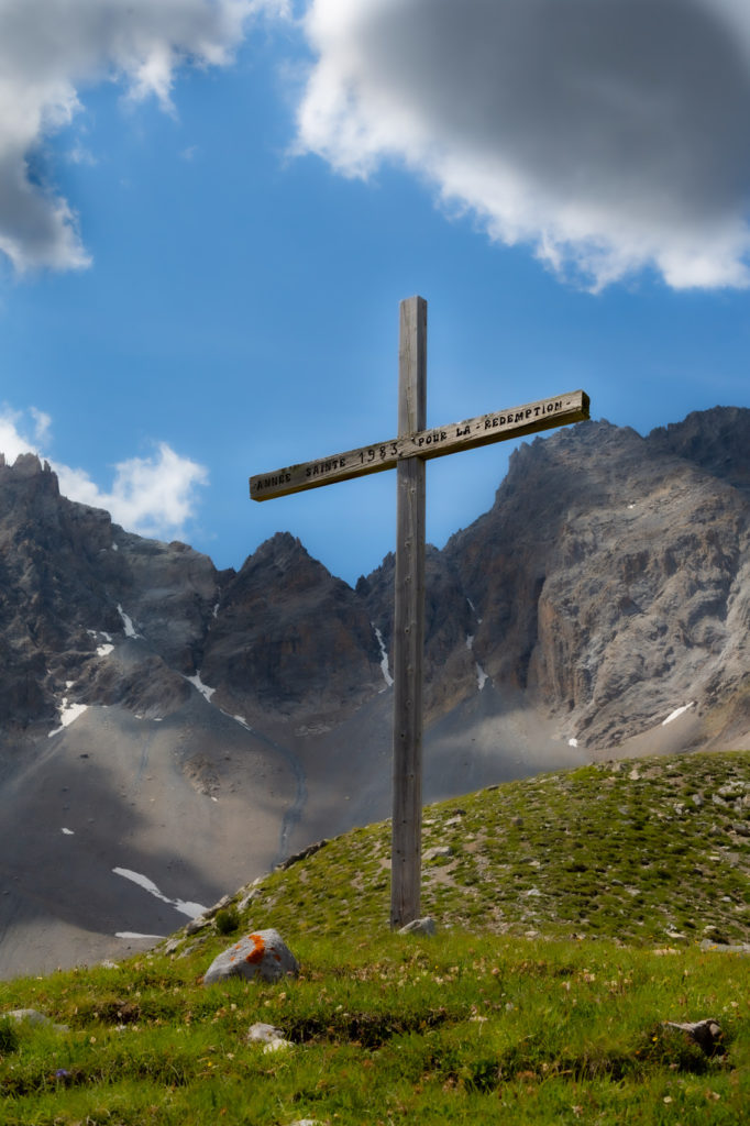 Croix au bord du lac St-Anne