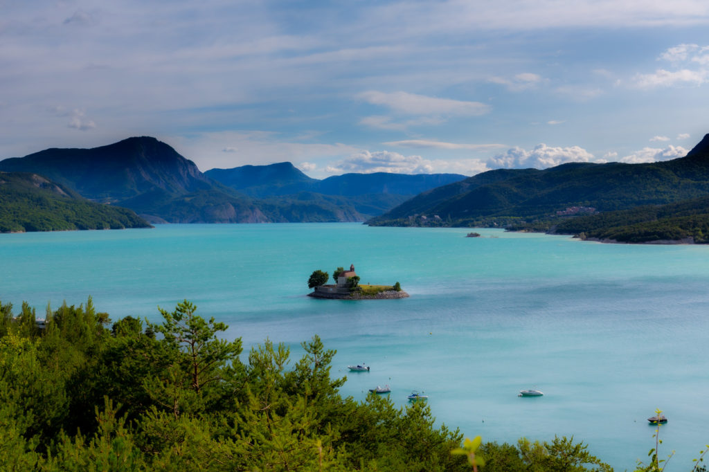 Lac de Serre-Ponçon et chapelle st Michel