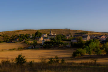 Mas Saint Chély au lever du jour.