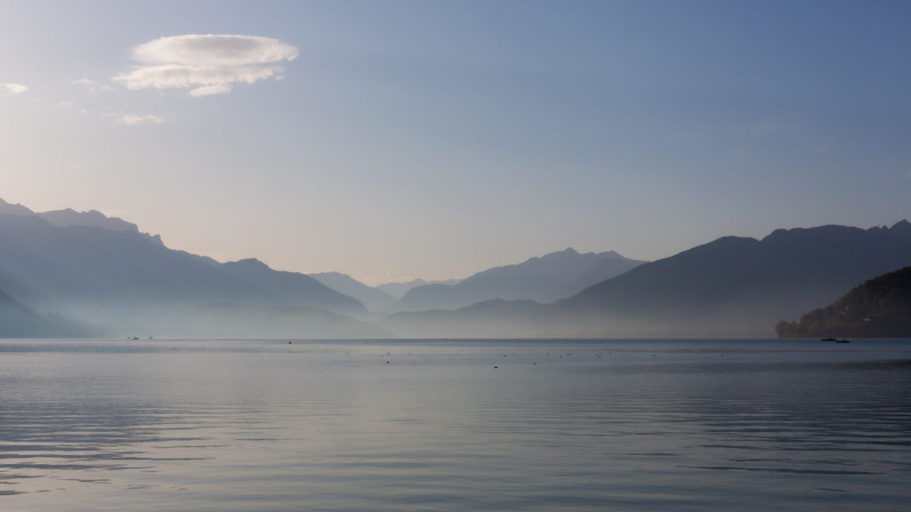 Le lac d'Annecy au lever du jour