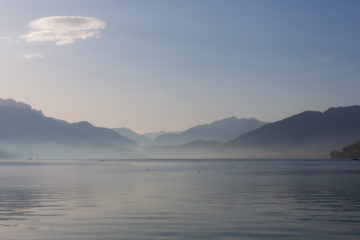 Le lac d'Annecy au lever du jour