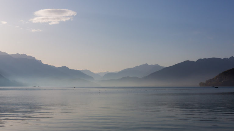 Le lac d'Annecy au lever du jour