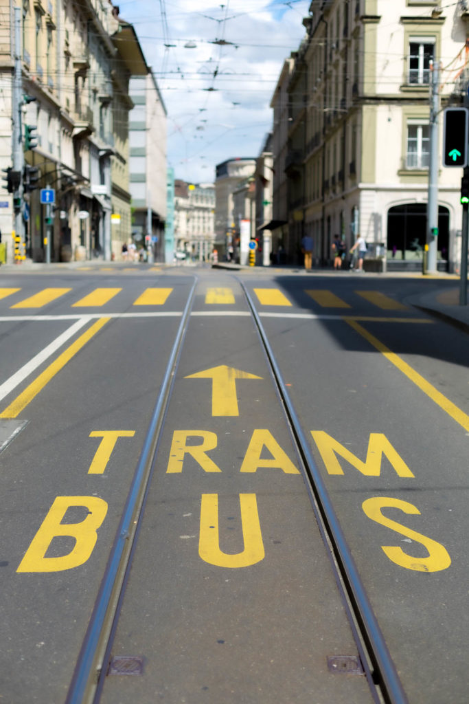 Ligne de tramway dans les rues de Genève