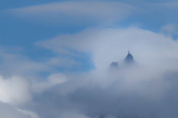 L'aiguille du Midi dans les nuages
