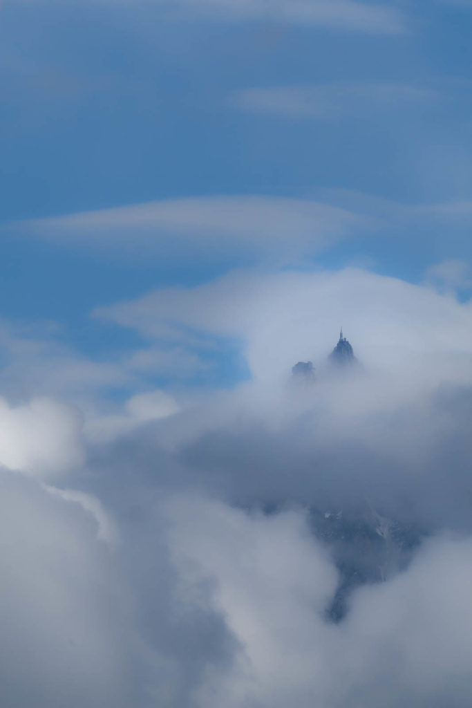 L'aiguille du Midi dans les nuages