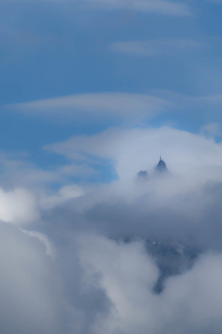 L'aiguille du Midi dans les nuages