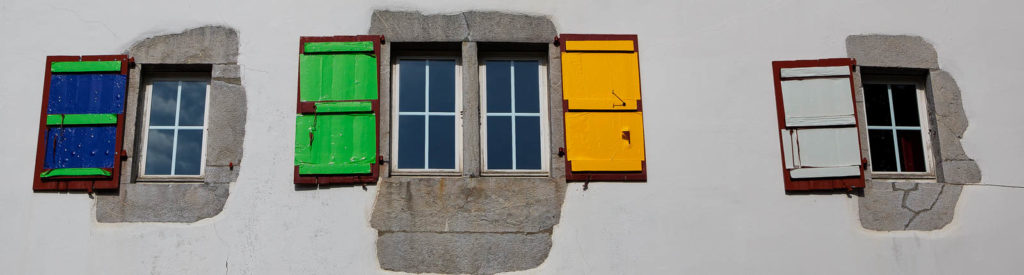 Projet 52 - Volets colorés dans un village du pays Basque
