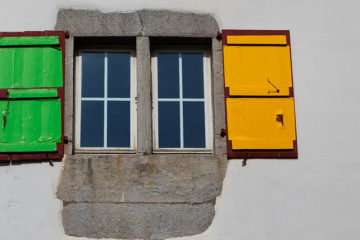 Projet 52 - Volets colorés dans un village du pays Basque