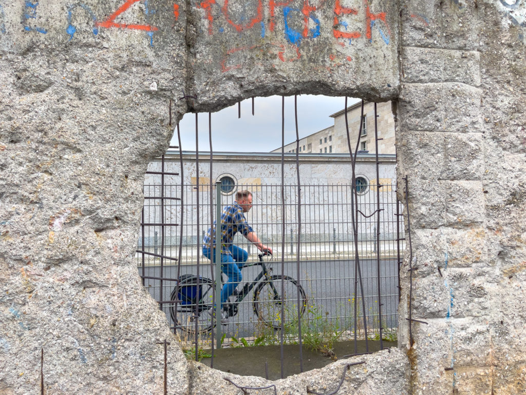 Cycliste à travers le mur de Berlin