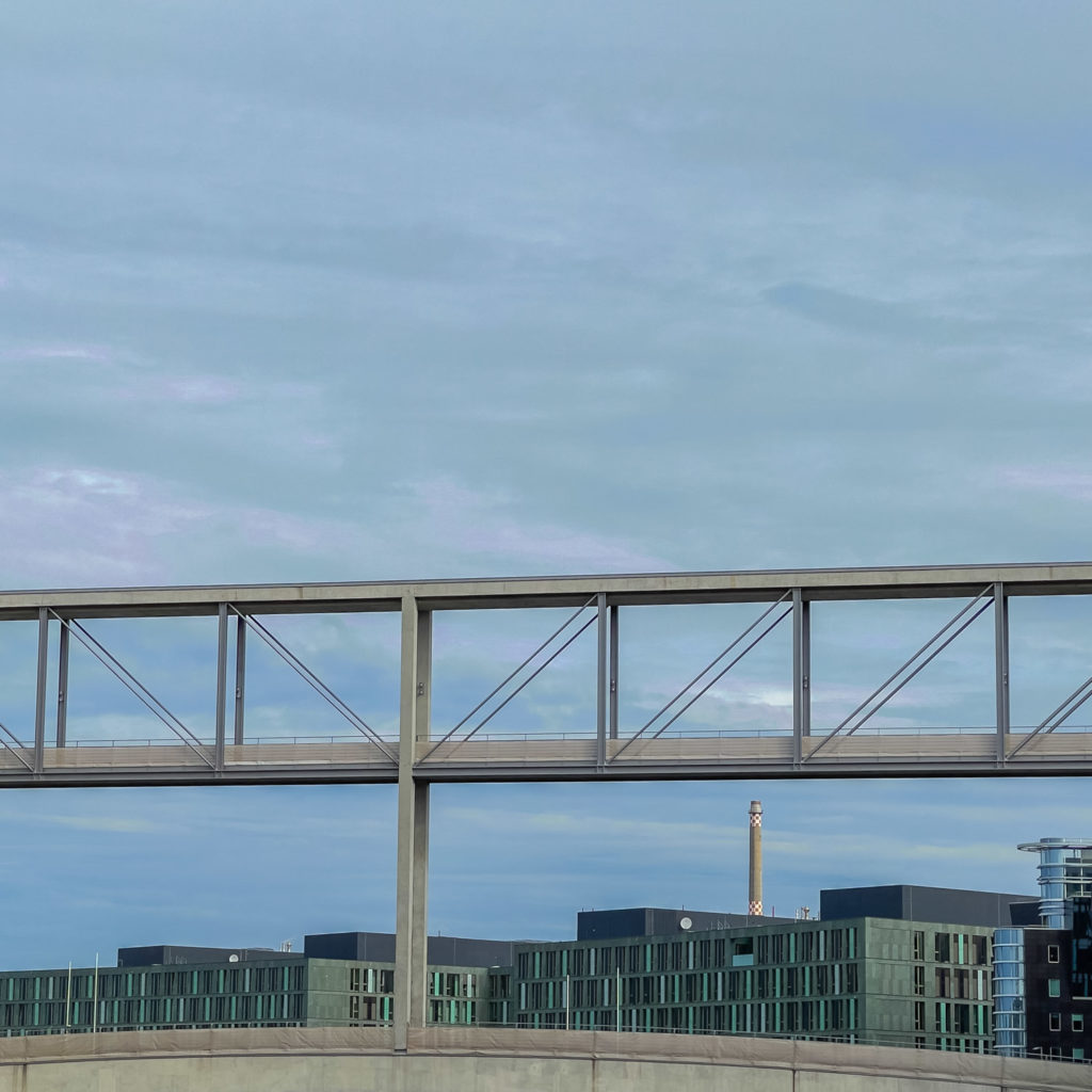 Immeuble, pont et cheminée d'usine à Berlin