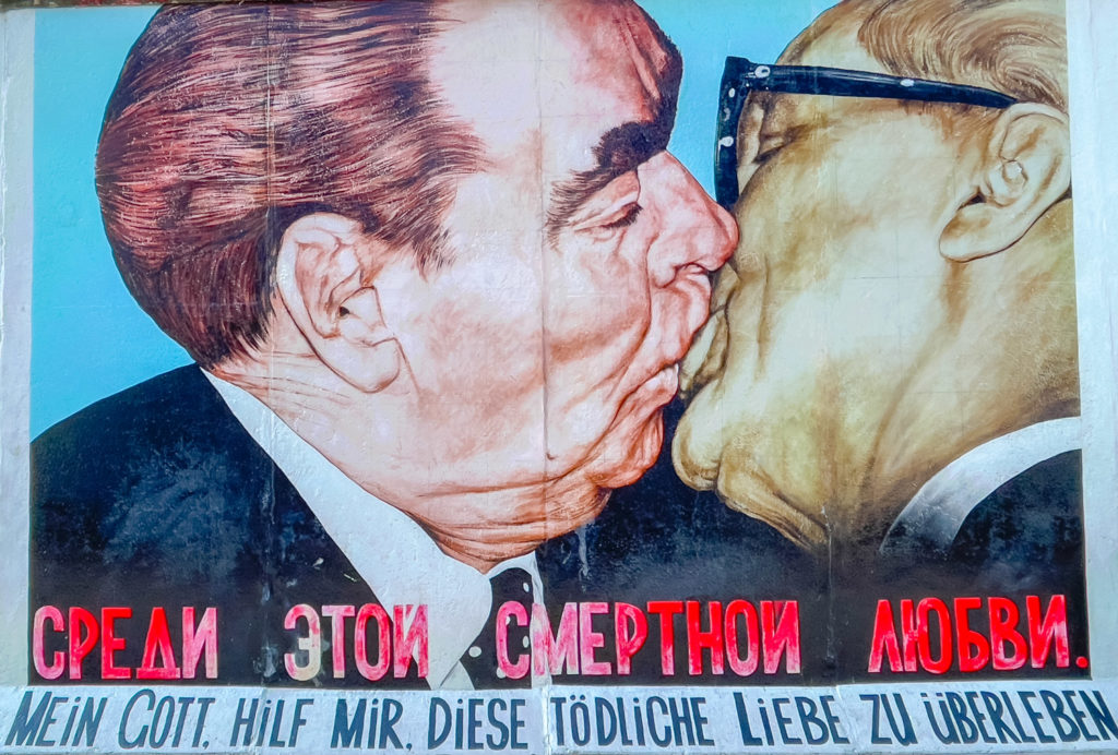 Fresque du baiser entre Léonid Brejnev et Erich Honecker