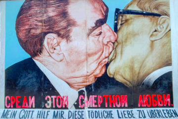 Fresque du baiser entre Léonid Brejnev et Erich Honecker