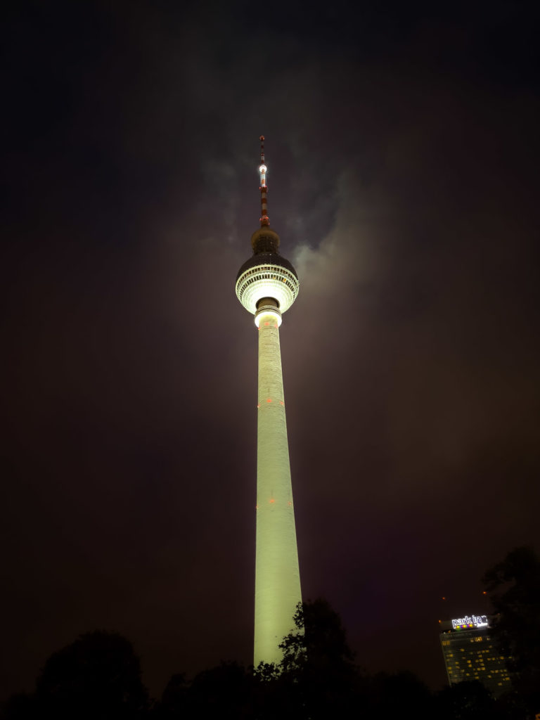 La tour télévision de Berlin de nuit