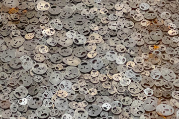 Nombreux masques de fer sur le sol au musée juif de Berlin