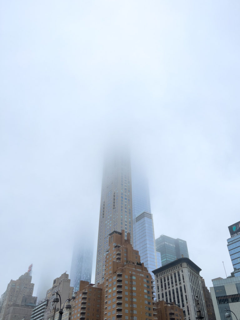 Buildings de Manhattan dans le brouillard