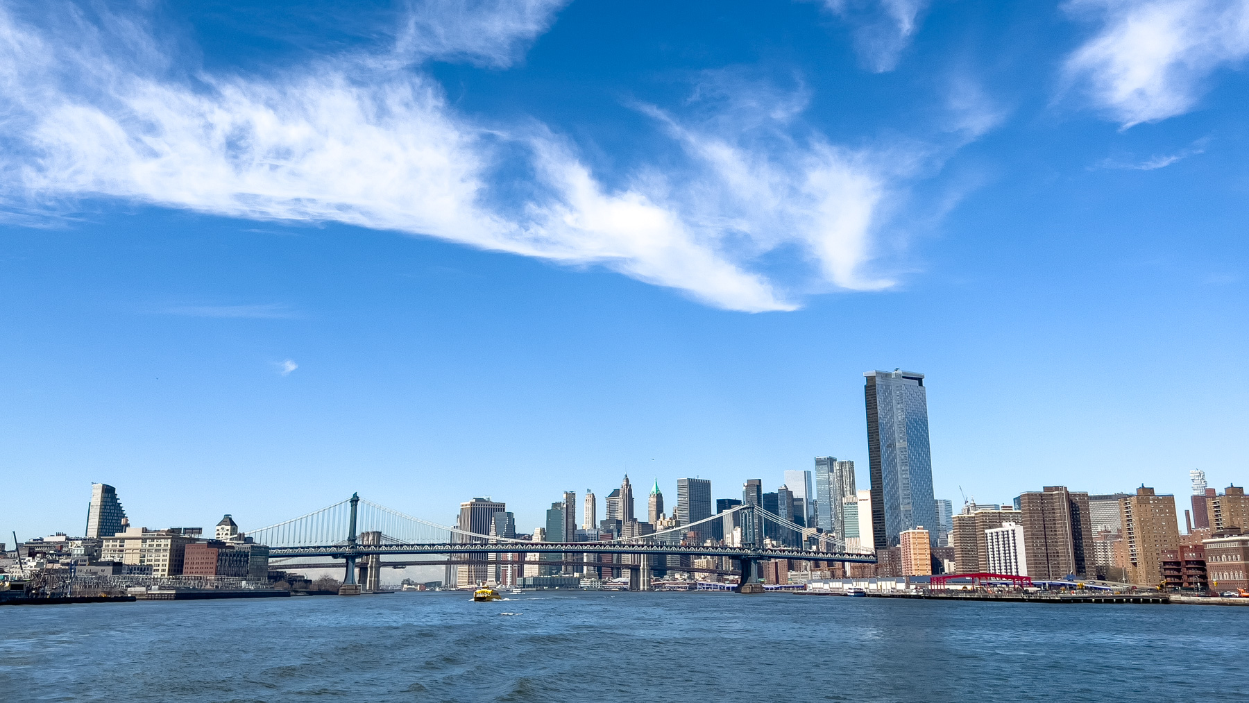Buildings de Manhattan et le pont de Brooklyn