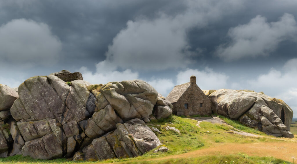 Maison Bretonne en pierre entre deux gros rochers