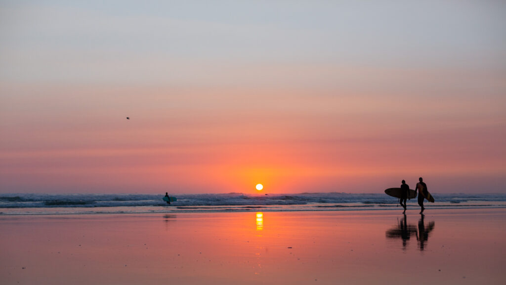 2 surfeurs rentrent d'une belle cession au coucher du soleil