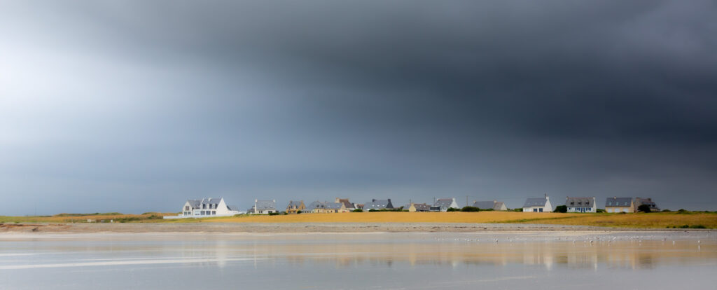 Bretagne - Petit village au bord de la plage