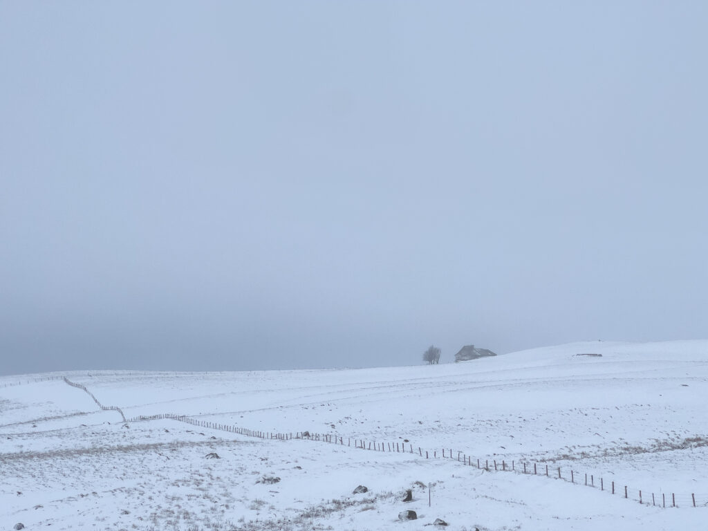 Ferme isolée sous la neige en Aubrac