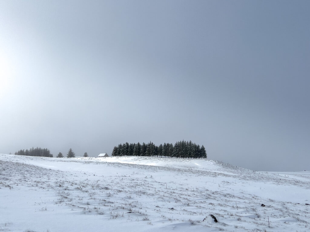 Maison isolée au coeur de l'hiver en Aubrac