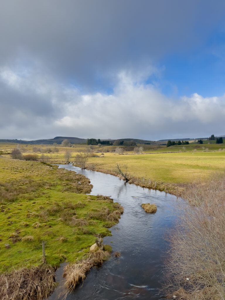 Paysage de l'Aubrac en hiver avec une belle rivière