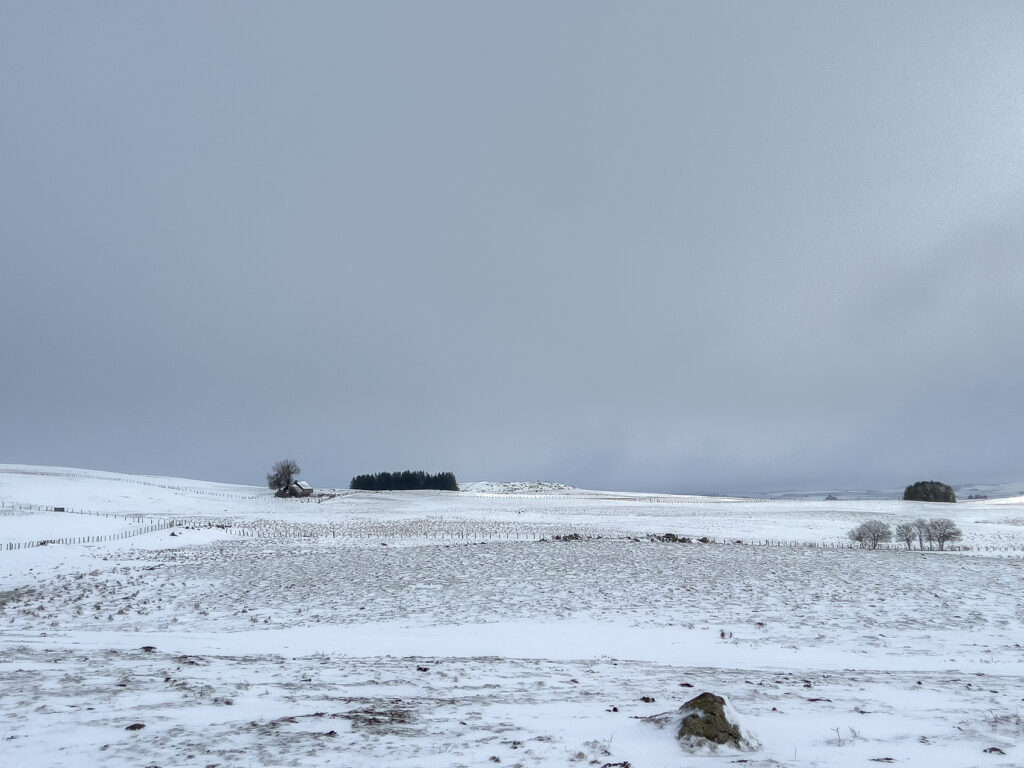 Maison isolée au coeur de l'Aubrac enneigé