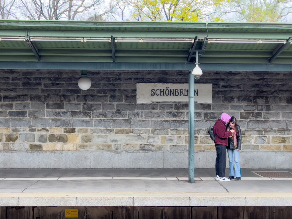 Vienne - Autriche - Couple dans une station du métro