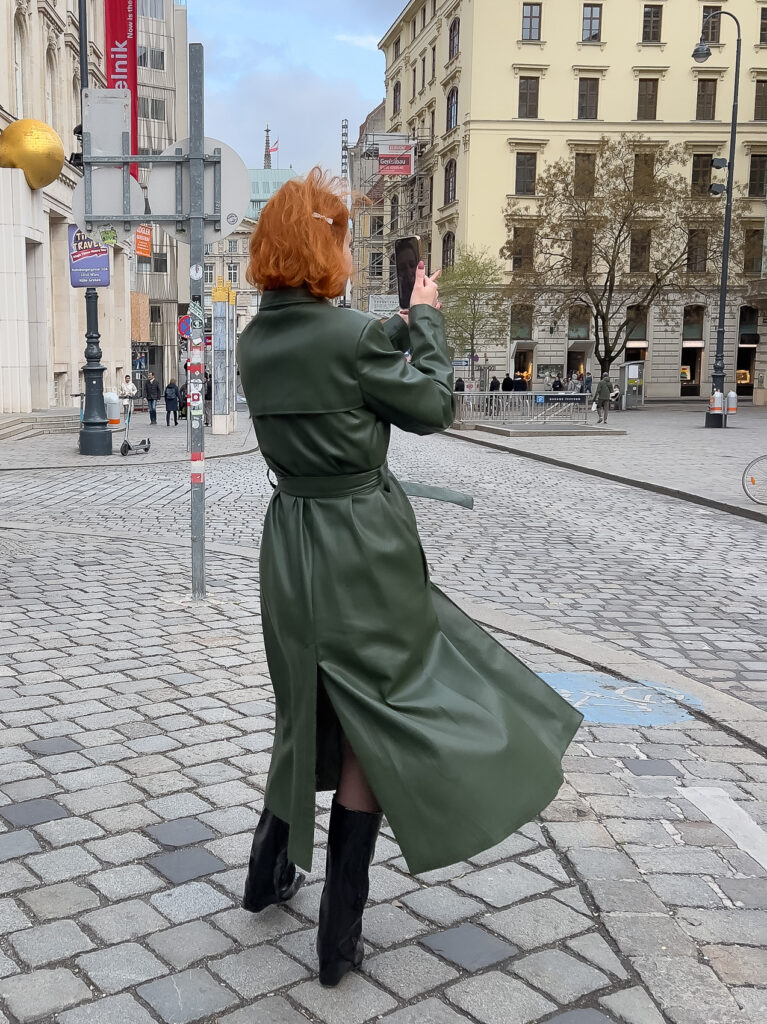 Vienne - Autriche - Femme qui photoghraphie dans la rue