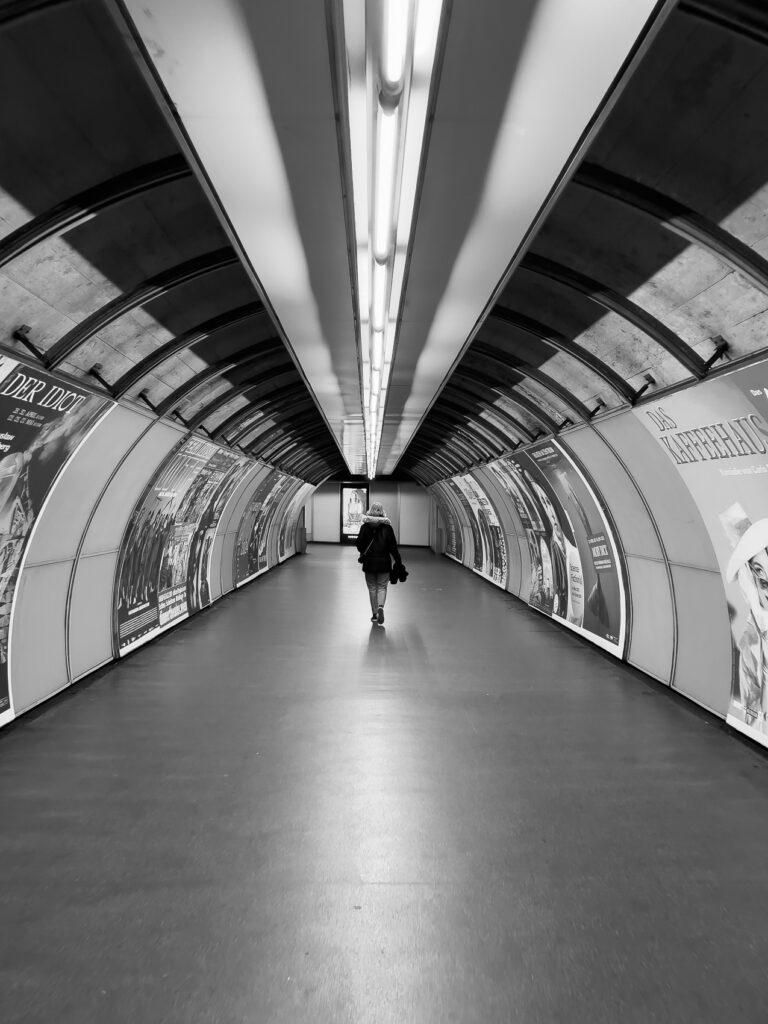 Vienne - Autriche - Fille qui marche dans le métro