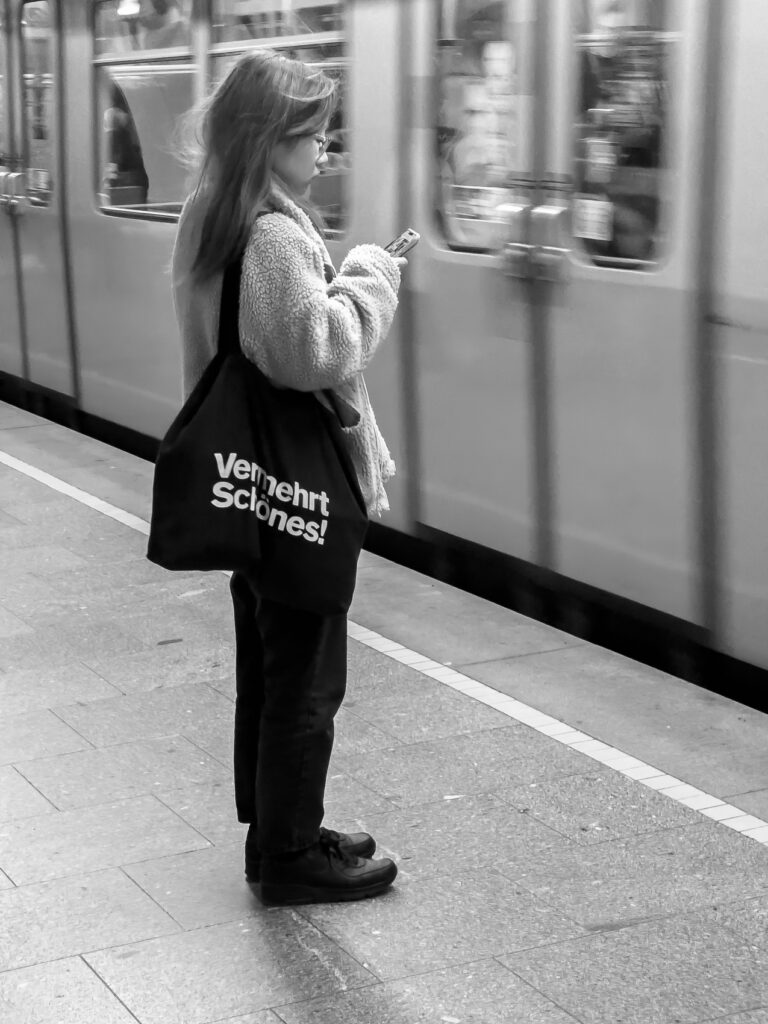 Vienne - Autriche - Jeunne fille dans le métro