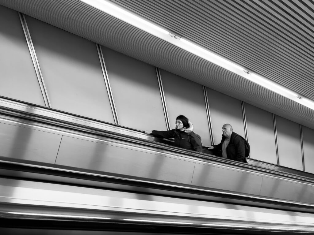 Vienne - Autriche - Personnes sur un escalator dans le métro