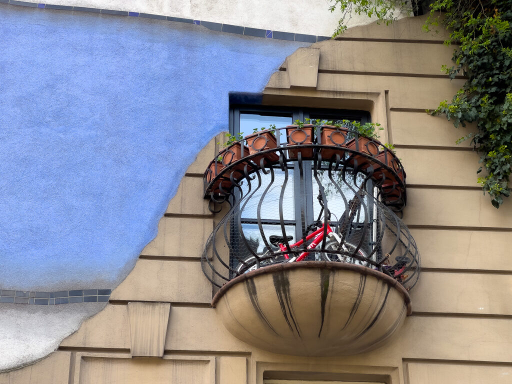 Vienne - Autriche - Vélo d'enfant sur un balcon