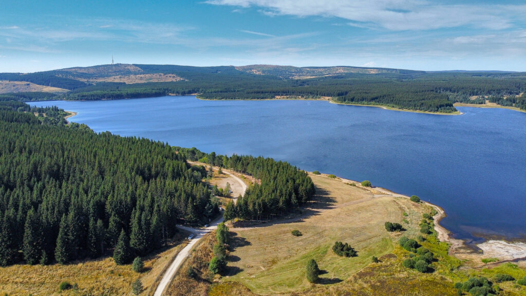 Le lac Charpal en Margeride vu depuis un drone