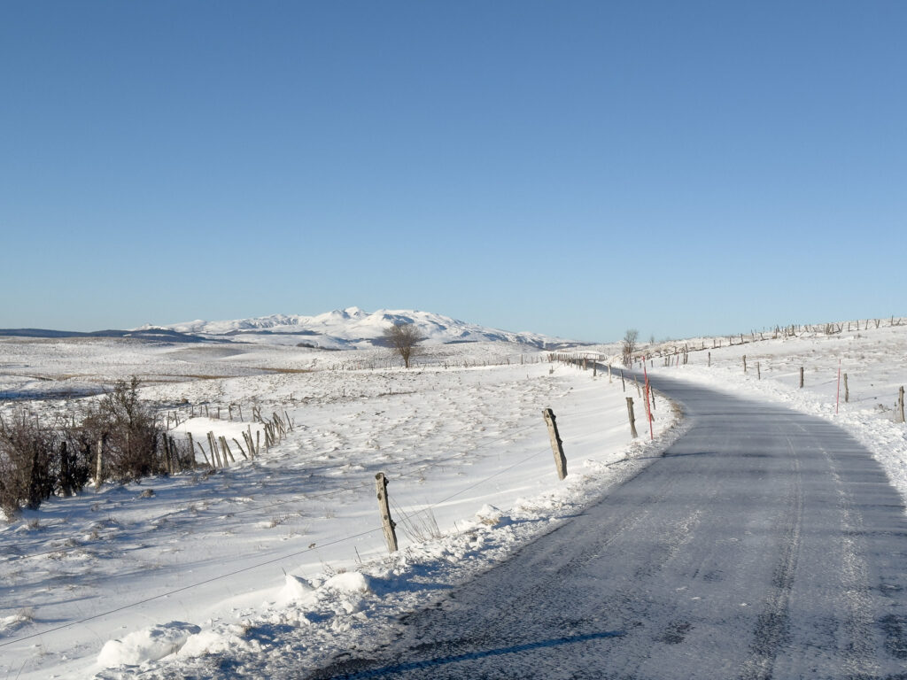 Plateau du Cézallier - Route enneigée